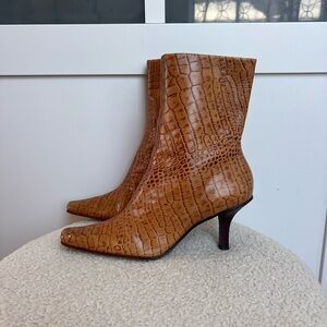 SOLD ON DEPOPVintage style Crocodile or alligator print kitten heel boots.